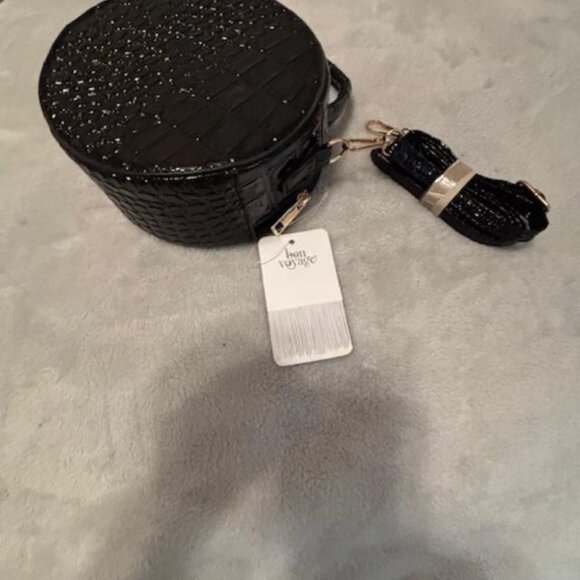 Bon Voyage Leather Reptile Small Round Cross body Bag Black NWT - Picture 2 of 8